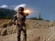 Anubis' Dronen-Krieger (Dan Payne) ist hinter Carter her. Sie hat die Prototyp-Waffe mit der sie ihn zerst^ren kann...