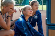Stefans Sch&uuml;lerin Kim (Mira Wegert, M.) hat ihr Leben bereits durchgeplant und richtet alles auf ihre Profi-Karriere als Sportlerin aus, bis es bei einer Trainingseinheit zu einem Unfall kommt... (l. und r. Komparsen)