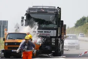 Ein übermüdeter LKW-Fahrer verursacht einen Massencrash auf der Autobahn und kollidiert mit einem Brückenpfeiler. Dabei wird die einbetonierte Leiche einer jungen Frau frei gelegt... Ein übermüdeter LKW-Fahrer verursacht einen Massencrash auf der Autobahn und kollidiert mit einem Brückenpfeiler. Dabei wird die einbetonierte Leiche einer jungen Frau frei gelegt...