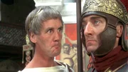 Der unerbittliche Pontius Pilatus (Michael Palin, li.) wundert sich &uuml;ber das Verhalten seiner M&auml;nner...