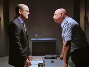 Woolsey (Robert Picardo, li.) nimmt das Stargate-Programm unter die Lupe. General Hammond (Don S. Davis, re.) l%?t sich von ihm aber nicht beeindrucken...