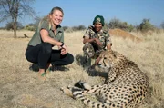 Marlice van Vuuren und F&auml;hrtenleser Debe im Tierreservat Naankuse mit Gepardin Roadie