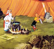 Asterix bekommt von Zauberer Miraculix den Zaubertrank verabreicht.