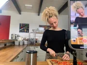 Influencerin Isabel Fischer versorgt ihre gut 70.000 Follower mit Heilwissen, Rezepten und Tipps. Hier bereitet sie ein Hagebuttenpulver zu.