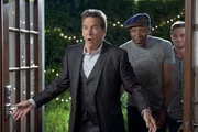 Brick (Tim Matheson, l.) kann es nicht glauben, es scheinen alle seinen Geburtstag vergessen zu haben. Oder haben Lavon (Cress Williams, r.) und die anderen Dorfbewohner m&ouml;glicherweise doch etwas geplant?