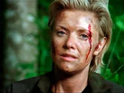 Samantha Carter (Amanda Tapping) ist verzweifelt und ersch&ouml;pft. Sie wird von einem Dronen-Monster gejagt und es ist keine Hilfe in Sicht.