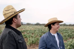 Die beiden Jungunternehmer Adri&aacute;n L&oacute;pez (li.) und Marte C&aacute;zarez (re.) t&uuml;fteln seit Jahren an einer umweltfreundlichen Alternative zu tierischem und synthetischem Leder.; Zur ARTE-Sendung ARTE 360&deg; Reportage Nopal &ndash; Das gr&uuml;ne Golde Mexikos Die beiden Jungunternehmer Adri&aacute;n L&oacute;pez (li.) und Marte C&aacute;zarez (re.) t&uuml;fteln seit Jahren an einer umweltfreundlichen Alternative zu tierischem und synthetischem Leder. &copy; MedienKontor/Joanna Michna Foto: ARTE Honorarfreie Verwendung nur im Zusammenhang mit genannter Sendung und bei folgender Nennung "Bild: Sendeanstalt/Copyright". Andere Verwendungen nur nach vorheriger Absprache: ARTE-Bildredaktion, Silke W&ouml;lk Tel.: +33 3 90 14 22 25, E-Mail: bildredaktion@arte.tv