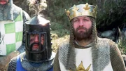 K&ouml;nig Artus (Graham Chapman, re.) und sein Ritter Sir Bedevere (Terry Jones, li.)