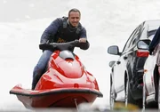 Semir (Erdogan Atalay), der den flüchtigen Schwerverbrecher mit dem Jet-Ski durch den Hafen jagt, wird von Mahler abgedrängt und hebt ab... Semir (Erdogan Atalay), der den flüchtigen Schwerverbrecher mit dem Jet-Ski durch den Hafen jagt, wird von Mahler abgedrängt und hebt ab...