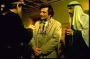 Columbo (Peter Falk, Mitte); Hassan Salah (Hector Elizondo, r.)