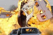 Bei der Verfolgungsjagd crasht der Van mit dem Gangster in einen Campingwagen und verursacht eine Explosion!