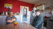 Andreas Domke, Pfarrer im brandenburgischen Zehdenick, spricht mit seinem 17-j&auml;hrigen Sohn &uuml;ber das im Grundgesetz verbriefte Recht zur Kriegsdienstverweigerung.
