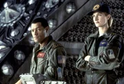 Captain Miller (Lawrence Fishburne, l.), Navigator Starck (Joely Richardson, r.) und ihre Mannschaft werden ausgeschickt, das Raumschiff Event Horizon zu bergen und eventuelle &Uuml;berlebende zu retten. Doch alle Anzeichen deuten darauf hin, dass auf dem Schiff etwas H&ouml;llisches vorgefallen ist ...