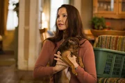 Auch Kriegsveteranin Terri (Ashley Judd) ist von der kleinen Bella hingerissen, die gerne bei der Hausarbeit hilft.