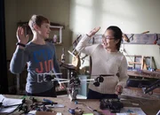 Dodo (Thanh-Huyen Nguyen) gibt sich geschlagen. Sie und Simon (Tom Linnemann) arbeiten wieder gemeinsam an ihrem Copter-Projekt.