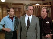 Der Jongleur Nicki (Jimi Defilippis, li.) und ein geheimnisvoller Mann (Richardson Morse), der &ouml;fter auf dem Zirkusgel&auml;nde gesichtet wurde, werden von Deputy Andy Broom (Louis Herthum) zum Verh&ouml;r gebeten.