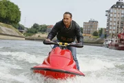 Semir (Erdogan Atalay) nimmt mit einem Jet-Ski die Verfolgung Mahlers auf, der mit einem Boot fl&uuml;chten will.