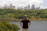 Emanuele Ottolenghi blickt auf das Dreil&auml;ndereck in S&uuml;damerika: Der Punkt, an dem Paraguay, Argentinien und Brasilien aufeinandertreffen, ist Touristenhotspot und Zentrum f&uuml;r Geldw&auml;sche zugleich.