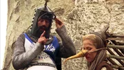 Sir Bedevere (Terry Jones) soll &uuml;ber die Hexe (Connie Booth) richten