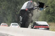 Der Gangster verursacht auf der Flucht vor den Helden einige Unf&auml;lle. Dabei verliert er die Kontrolle und ger&auml;t unter einen LKW-Auflieger...