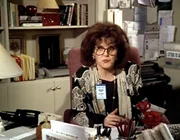 Die Journalistin Loretta Lee (Eileen Brennan) ist besorgt: Sie hat schon mehrere Drohbriefe von einem Unbekanntem bekommen. Die Journalistin Loretta Lee (Eileen Brennan) ist besorgt: Sie hat schon mehrere Drohbriefe von einem Unbekanntem bekommen.