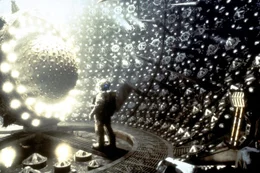 Mit dem bahnbrechenden Gravitationsantrieb des genialen Wissenschaftlers Dr. Weir soll das Raumschiff "Event Horizon" schneller als das Licht in Sekundenbruchteilen von einem Ende des Universums ans andere reisen. Doch der Testflug misslingt, und das Schiff verschwindet ...