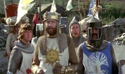 KĂśnig Artus (Graham Chapman, 2.v.li.) und seine Ritter (Michael Palin, li., Eric Idle, 2.v.re. und Terry Jones) sind auf der Suche nach dem Heiligen Gral..