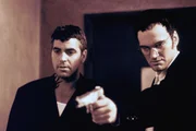 Die beiden eiskalten Br&uuml;der Seth Gecko (George Clooney, l.) und Richard (Quentin Tarantino) &uuml;berfallen eine Bank. Doch ist der Coup am Ende auch erfolgreich?