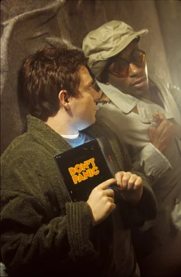 In wenigen Minuten muss die Erde einer intergalaktischen Umgehung Platz machen. Den Freunden Arthur (Martin Freeman, l.) und Ford (Mos Def, r.) gelingt die Flucht an Bord eines Raumschiffes. Doch dort bleiben sie nicht lange unentdeckt ...