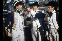Kapit&auml;n Hornblower (Gregory Peck, li.) und seine beiden Leutnants (Robert Beatty, Mi., und Terence Morgan, re.) sichten vier feindliche Schiffe vor der franz&ouml;sischen K&uuml;ste und bereiten sich auf den Angriff vor.