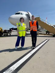 Pilot Markus zeigt Esther, was er vor dem Abflug kontrollieren muss.