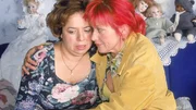 Rita (Gaby K&ouml;ster, r.) ist zu Gisi (Franziska Traub) gefahren, um sie zu tr&ouml;sten. Sie versucht Gisi klarzumachen, dass im Leben nicht immer alles geradeaus l&auml;uft...