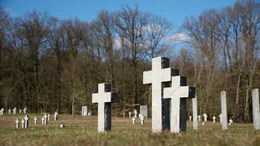 Auf der Kriegsgr&auml;berst&auml;tte Stare Czarnowo bei Stettin liegen mehr als 30.000 deutsche Soldaten.