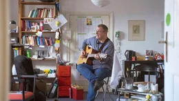 Andreas Domke ist Pfarrer im brandenburgischen Zehdenick, Friedensaktivist und Liedermacher. Er tr&auml;gt bewusst bis heute den Aufn&auml;her &bdquo;Schwerter zu Pflugscharen&ldquo;, der ein Symbol der unabh&auml;ngigen Friedensbewegung der DDR war.