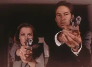 Scully (Gillian Anderson, l.) und Mulder (David Duchovny, r.) versuchen, einen vermeintlichen Serienm&ouml;rder zu verhaften, der jedoch mit Waffengewalt nicht zu bezwingen ist.