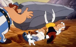 Ausversehen trifft Obelix (li.) nicht die R&ouml;mer sondern Miraculix (re.). Asterix (Mi.) ahnt, dass dies gro&szlig;e Folgen f&uuml;r die Gallier haben wird.