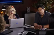 K&ouml;nnen Garcia (Kirsten Vangsness, l.) und Luke (Adam Rodriguez, r.) herausfinden, wer der Mann ist, der glaubt, der Bruder von Dr. Tara Lewis zu sein?