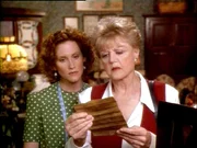 Nancy Godfrey (Judith Hoag, l.) und Jessica (Angela Lansbury) haben in einer Spieluhr ein altes Schriftst&uuml;ck gefunden.