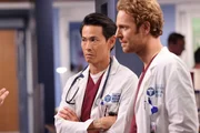(l-r) Ivan Shaw als Dr. Justin Lieu, Nick Gehlfuss als Will Halstead