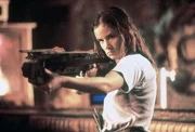 In einer Bar wird Kate Fuller (Juliette Lewis) von Vampiren bedroht und setzt sich mit Waffengewalt zu Wehr.