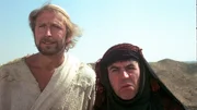 Brian (Graham Chapman) und seine Mutter (Terry Jones, re.) sind auf dem Weg zu einer Steinigung..Brian (Graham Chapman) und seine Mutter (Terry Jones, re.) sind auf dem Weg zu einer Steinigung..