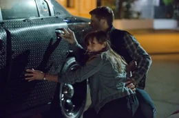 Eine Autopanne zwingt Liz (Kiele Sanchez, vorne) und Shane (Zach Gilford, hinten) dazu, die Purge-Nacht als Freiwild unter freiem Himmel zu verbringen. Eine Nacht, die das Paar an ihre Grenzen und dar&uuml;ber hinaus bringen wird ...