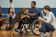 Zur gro&szlig;en Freude aller besucht Bella Terri (Ashley Judd, l.) im Veteranenheim, wo Terri Therapie macht, und lernt dort Drew (Rolando Boyce, M.) und eine andere Veteranin (Jennifer Marshall, r.)  kennen.
