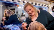 Maskenbildnerin Betty beim Schminken.