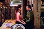 Ein gl&uuml;ckliches Paar: David (Adam Sandler, r.) und Linda (Marisa Tomei, l.) ...