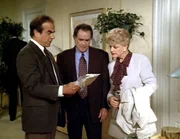 Lt. Evans (Seth Jaffe), John Galloway (Laurence Luckinbill) und Jessica Fletcher (Angela Lansbury, v. li.) untersuchen einen verd&auml;chtigen Umschlag.