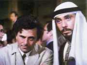 Hassan Salah (Hector Elizondo, re.) stellt Lt. Columbo (Peter Falk) dem K&ouml;nig vor. Hassan ist ver&auml;rgert, dass Lt. Columbo sich Zutritt zum Empfang verschafft hat.