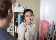 Dodo (Thanh-Huyen Nguyen) erkennt, dass sie Simon (Tom Linnemann) nicht los wird.