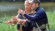 Bernd Kr&uuml;ger (Udo Schenk, r.) erkl&auml;rt Nikola (Mariele Millowitsch, l.) die Feinheiten des Angelsports.
