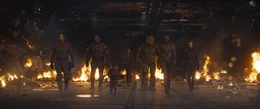 L-R: Chris Pratt als Peter Quill/Star-Lord, Dave Bautista als Drax, Rocket, Zoe Saldana als Gamora, Groot, Karen Gillan als Nebula, und Pom Klementieff als Mantis.